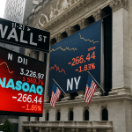 SKN | וול סטריט נופלת כשהנאסד״ק מוביל את הירידות; התנודתיות מזנקת בעוד הדולר נחלש