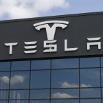 SKN | וול סטריט חלוקה סביב חבילת השכר של אילון מאסק בשווי טריליון דולר: תמריץ נועז או הימור מסוכן?