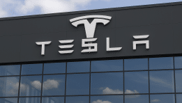 SKN | וול סטריט חלוקה סביב חבילת השכר של אילון מאסק בשווי טריליון דולר: תמריץ נועז או הימור מסוכן?