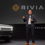 SKN | ‏ריביאן מאמצת מודל תגמול בסגנון טסלה למנכ”ל RJ סקארינג’ — שווי חבילת השכר עשוי להגיע ל־4.6 מיליארד דולר