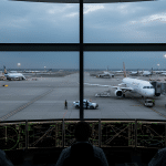 SKN | ארה”ב מהדקת את הרסן: מדוע וושינגטון מטילה סנקציות כבדות על נוסעים מפריעים בטיסות