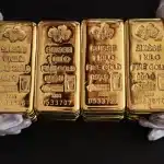 SKN | זהב שומר על יציבות בעוד המשקיעים מתמתנים בציפיות להורדת ריבית בארה”ב