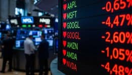 SKN | וול סטריט פותחת בירידות: מניות הטק גוררות את המדדים למטה והתקן־תנודתיות מזנק