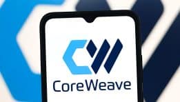 SKN | CoreWeave חותכת תחזיות לאחר דחייה בחוזה לקוח: השלכות על שווקי טכנולוגיה וענן