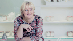 SKN | איך אישה אחת הפכה ממפרנסת משפחתית בגיל 11 למובילה עולמית בענף הבישום