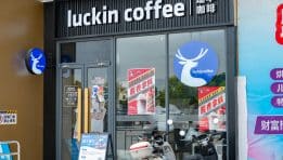 SKN | Luckin Coffee מתכננת חזרה למסחר בארה”ב לאחר חמש שנים של התאוששות מהסקנדל החשבונאי