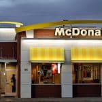 SKN | מניית מקדונלד’ס מטפסת לאחר שמכירות בארה”ב עלו על התחזיות, אסטרטגיית הערך מאזנת את ההאטה