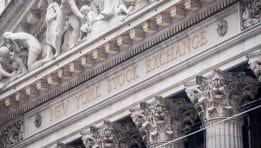 SKN | הדאו ג’ונס כובש את רף 48,000 ואז נבלם: האם ראלי ה”בלו-צ’יפ” מאבד גובה?