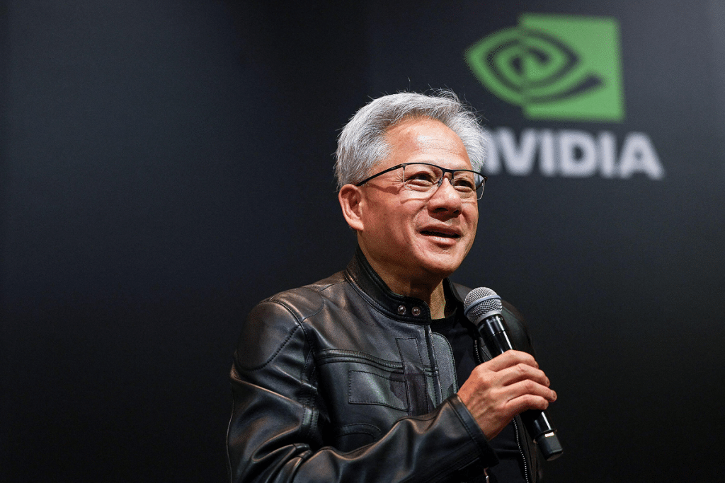 SKN | מנכ”ל Nvidia ג’נסן הואנג מצביע על ביקוש חזק לשבבי AI מדגם Blackwell ככל שהמרוץ למרכזי נתונים מתגבר