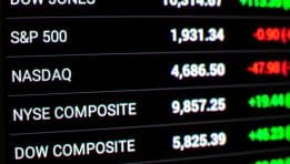 SKN | תנודתיות בשווקים כאשר מדדי דאו, S&P 500 ונאסד״ק יורדים – האם החרדה סביב הבינה המלאכותית מאפילה על התקוות לסיום השבתת הממשל האמריקני?