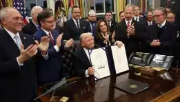 SKN | סיום סגירת הממשלה האמריקאית השיאית לאחר שדונלד טראמפ חתם על חוק תקציבי משמעותי