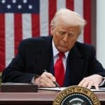 SKN | טראמפ חותם על חוק Epstein Files לאחר שסע את הרפובליקאים: השלכות על שקיפות וסיכון פוליטי