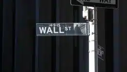 SKN | סקירת שווקים עולמית: יום רביעי, 5 בנובמבר 2025 – המניות בעולם מטפסות לקראת יום חמישי, 6 בנובמבר, כאשר המשקיעים עוקבים אחר החלטות הפד’ ופגישת בעלי המניות של טסלה