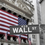 SKN | האם מדד S&P 500 יגיע ל־8,000? תחזיות וול סטריט המוקדמות ל־2026 מציתות דיון שווקי חדש