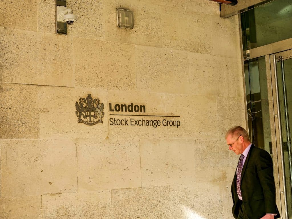 SKN | FTSE 100 בוחן שיאים חדשים: האם המומנטום יפרוץ את תקרת 10,500?