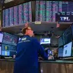 SKN | שווקי ארה״ב מטפסים בעדינות בעוד התנודתיות יורדת והסנטימנט הגלובלי משתפר בתחילת דצמבר