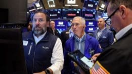 SKN | האם שווקי ארה״ב מאבדים מומנטום כשהחוזים העתידיים נחלשים על רקע אי־ודאות הפד והכאוס ב־CME?