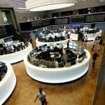 SKN | האם שווקי אירופה נכנסים ל־2026 עם ביטחון מחודש כאשר המומנטום של סוף השנה נבנה?