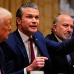 SKN | האם ארה״ב מגדירה מחדש את כללי המעורבות? הגנתו של הגסט על תקיפות קטלניות בקריביים מחריפה את הסערה המשפטית והפוליטית