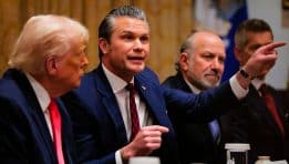 SKN | האם ארה״ב מגדירה מחדש את כללי המעורבות? הגנתו של הגסט על תקיפות קטלניות בקריביים מחריפה את הסערה המשפטית והפוליטית