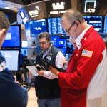 SKN | המהמרים השתלטו על ההגה: שיא של 239 מיליארד דולר בתעודות ממונפות