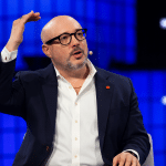 SKN | האם המירוץ עתיר־ההון של ענקיות הטכנולוגיה בתחום ה-AI מאיים על מודל העסקים המצליח ביותר שלהן?