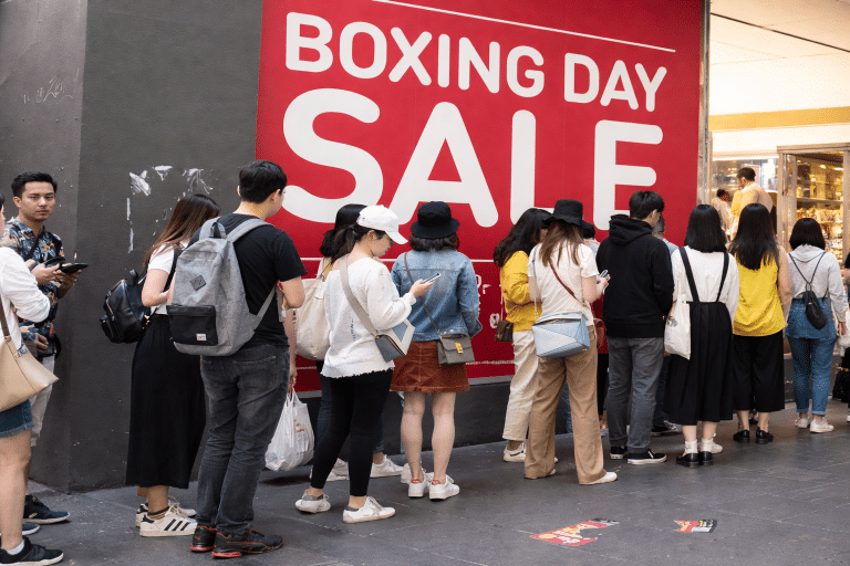 SKN | האם מבצעי בוקסינג דיי מאבדים מכוחם כאשר העלאות מסים מכבידות על הצרכנים בבריטניה?