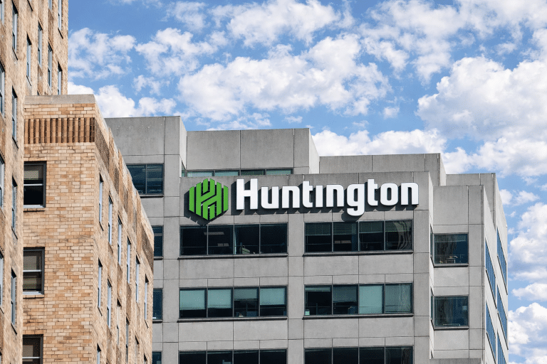 SKN | האם צינור מיזוגי הבנקים בארה״ב נפתח מחדש? עסקת ה־7.4 מיליארד דולר של הנטינגטון וקיידנס מקבלת את האישור הרגולטורי האחרון