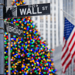 SKN | האם וול סטריט יכולה להאריך את ראלי סנטה קלאוס כאשר החוזים העתידיים בארה״ב נסחרים סמוך לשיאים היסטוריים?