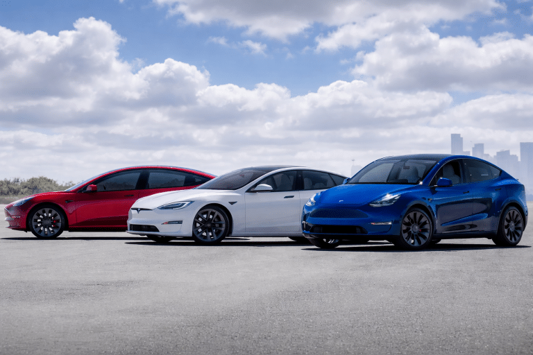 SKN | האם טסלה מאבדת אחיזה בביקוש לרכבים חשמליים כאשר המסירות יורדות והתחרות מתעצמת?