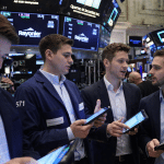 SKN | החוזים העתידיים בארה״ב נחלשים לאחר מפולת בטכנולוגיה: האם עסקת ה-AI מאבדת מהברק שלה?