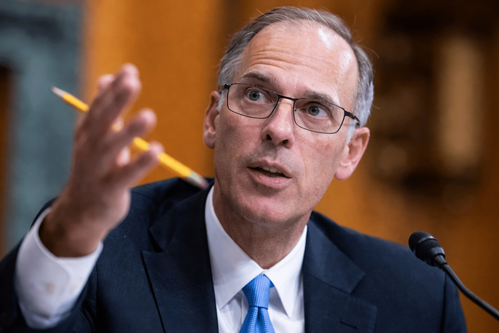 SKN | האם הפד יוריד ריבית מהר מהצפוי? מארק זנדי צופה שלוש הורדות ריבית עד אמצע 2026