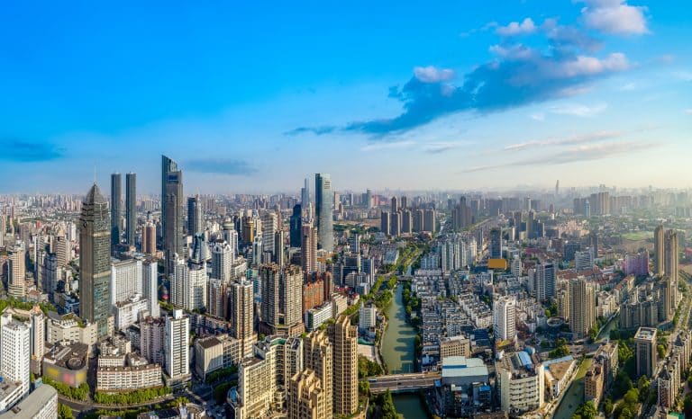 SKN | שווקי אסיה נסחרים במגמה מעורבת בפתיחת המסחר הבוקר, כאשר תנועות במטבעות והפסדים אזוריים מעצבים את סנטימנט המשקיעים