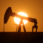 SKN | הנפט נחלש ב־2% כאשר סיכוני עודף היצע מתגברים ותקוות להסדר באוקראינה מכבידות על המחירים