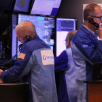 SKN | TQQQ לעומת QLD: כיצד קרנות סל ממונפות על הנאסד״ק מתמודדות בסביבת תנודתיות גבוהה?