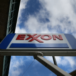 SKN | אקסון מפחיתה את ההשקעות באנרגיה דלת־פחמן בשליש על רקע שינוי סדרי העדיפויות האנרגטיים