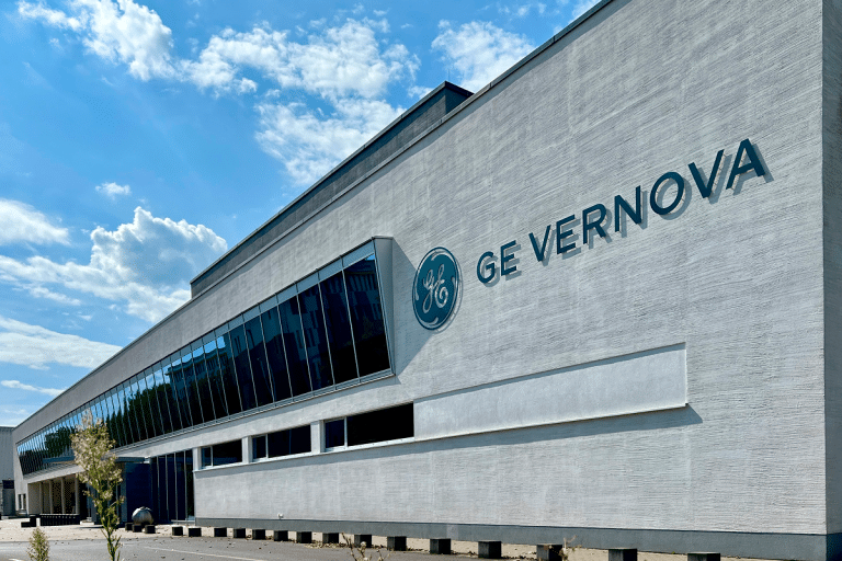 SKN | GE Vernova מזנקת כאשר תחזית רווח מונעת־AI מובילה לדיבידנדים גבוהים יותר ולרכישות עצמיות אגרסיביות