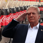 SKN | קוקה־קולה מדגישה את שורשיו האמריקאיים של המנכ״ל החדש על רקע לאומנות בעידן טראמפ ולחצים פוליטיים
