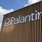 SKN | האם פאלנטיר ניצבת מול איום תחרותי חדש — או פשוט מגינה על הטריטוריה שלה?