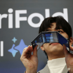 SKN | האם טלפון ה-TriFold של סמסונג במחיר 2,500 דולר הוא הצצה לעתיד — או הוכחה שמכשירים מתקפלים הגיעו לתקרת זכוכית?