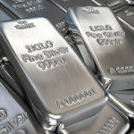 SKN | הכסף נופל ביותר מ־9% לאחר ריצה לשיאים: תיקון חד או הפוגה בראלי היסטורי?