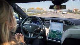 SKN | האם יצרני הרכב יכולים לשמור על מרוץ ה־AI כאשר האופוריה בענף מגיעה לשיא