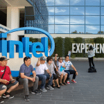 SKN | מניית אינטל עולה כאשר שאיפות ה-AI ועדכוני תחזיות הרווחים מציתים מחדש את הדיון בשוק