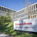 SKN | ג׳ונסון & ג׳ונסון ניצבת בפני לחץ משפטי מחודש לאחר פסק דין של 1.5 מיליארד דולר בפרשת הטלק