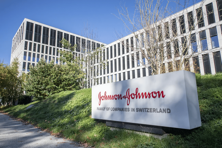 SKN | ג׳ונסון & ג׳ונסון ניצבת בפני לחץ משפטי מחודש לאחר פסק דין של 1.5 מיליארד דולר בפרשת הטלק