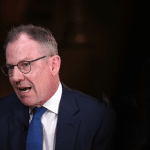 SKN | האם הפד הדובי יכול לסיים את הראלי? מייקל הארטנט מבנק אוף אמריקה מזהיר: הורדות ריבית עלולות לפגוע בשווקים