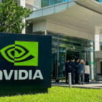 SKN | מניות אנבידיה שומרות על יציבות סמוך לשיאים היסטוריים כאשר תנופת הרווחים וביקוש לבינה מלאכותית ממקדים את תשומת לב השווקים