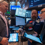 SKN | החוזים העתידיים על מניות ארה״ב יציבים כאשר ה-S&P 500 מתקרב לשיא חדש