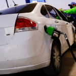 SKN | האם עליות חדות במחירי הדלק מעמיקות את משבר הכדאיות של משקי הבית בארה״ב?