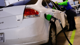 SKN | האם עליות חדות במחירי הדלק מעמיקות את משבר הכדאיות של משקי הבית בארה״ב?